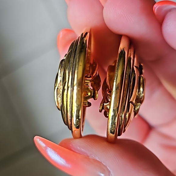 CHANEL Vintage 24k Gold Plated Clip Earrings Quilted CC Logo - Picture 6 of 6
